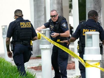Agentes de la policía acordonan el acceso al tribunal federal de Miami, donde está previsto que Tump comparezca este martes.