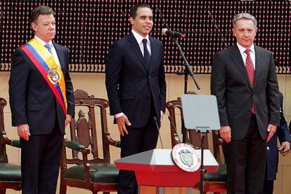 El nuevo presidente de Colombia, Juan Manuel Santos (izquierda); el presidente del Senado, Armando Benedetti, y el presidente saliente, Álvaro Uribe, durante la ceremonia de investidura.