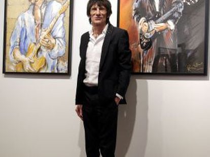 Ron Wood, bajo su autorretrato y un óleo de Keith Richards.