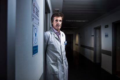 Miguel Sánchez, jefe de UCI del hospital Clínico San Carlos de Madrid y coordinador del equipo covid para trasladar enfermos entre centros sanitarios de las unidades de cuidados intensivos.