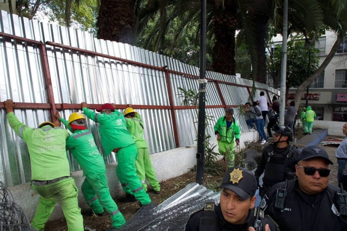 Nuevo enfrentamiento entre autoridades capitalinas y la alcaldía Cuauhtémoc por desalojo de migrantes de plaza Giordano Bruno