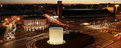 Vista nocturna del monumento en homenaje a las víctimas del 11-M, junto a la estación de Atocha.