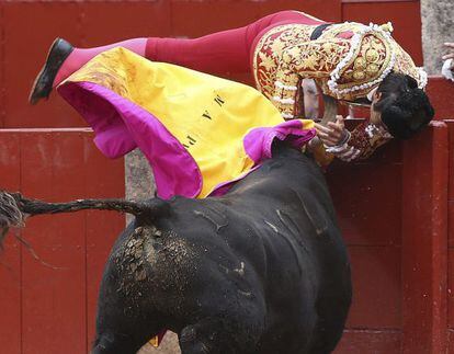 El toro arroja a Perera al callejón.