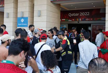 06-12-22. (DVD 1134). Decenas de aficionados de Marruecos se agolpan en el hotel donde están alojados en Doha, Qatar.  Jaime Villanueva