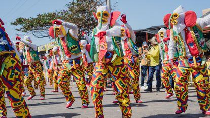Personas desfilan en la Batalla de flores' del carnaval de Barranquilla, el 18 de febrero de 2023.