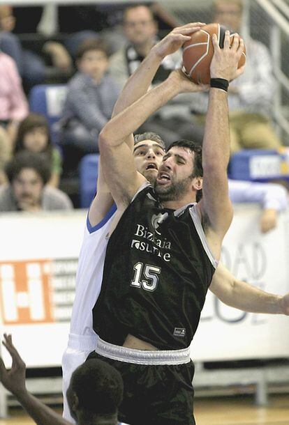Mumbrú pelea por el balón con el jugador del Alicante, Rejón.