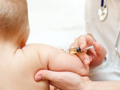Un bebé es vacunado.