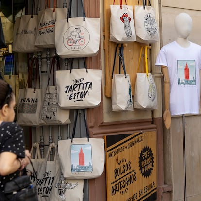 Un comercio de Sevilla con productos en los que parecen expresiones andaluzas.
