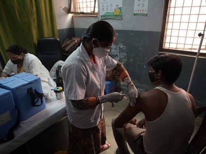 Un hombre recibe una dosis de la vacuna del coronavirus en Prayagraj, India.
