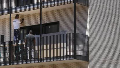 Obras en una promoción de vivienda social, en la calle Constitución de Barcelona.