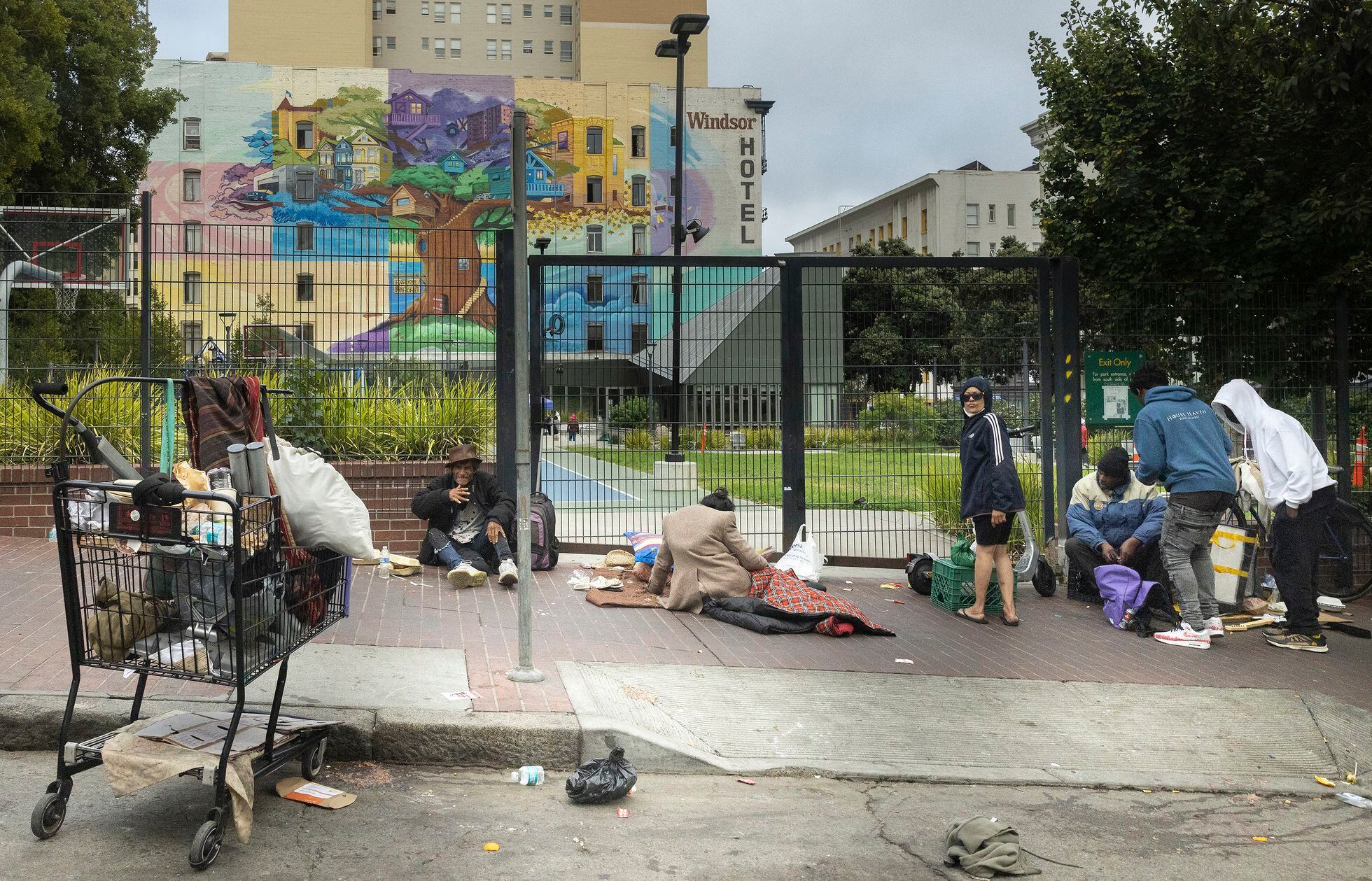 Personas sin hogar en el barrio del Tenderloin, en el noreste de San Francisco, cerca del puente que lleva a Oakland.