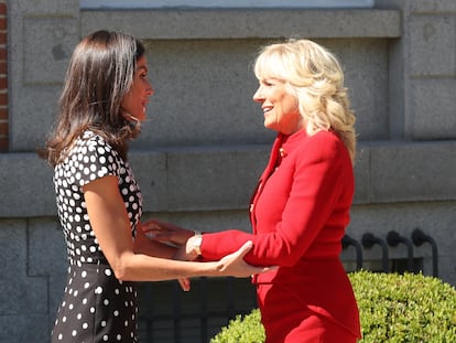 La reina Letizia recibe este lunes a la primera dama de Estados Unidos, Jill Biden, en el Palacio de la Zarzuela de Madrid.