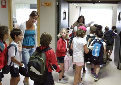 Alumnos y profesoras, a la entrada de las aulas del colegio Gabriela Mistral de Madrid.