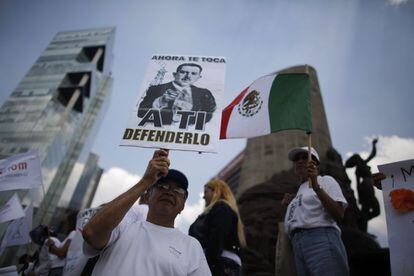 Un hombre sostiene un cartel con una imagen del presidente mexicano Lázaro Cárdenas del Río (1934-1940), que expropió la industria petrolera en 1938.