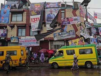 Carteles electorales en una calle de Kinshasa, capital de la República Democrática del Congo, el pasado 17 de diciembre.