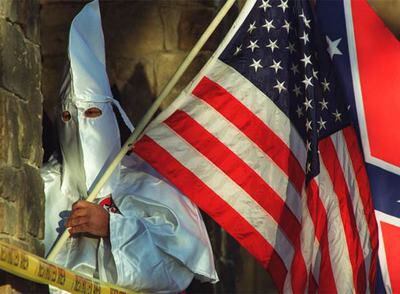 Un miembro del Ku Klux Klan, en una concentración extremista celebrada en Decatur, Illinois (EE UU).