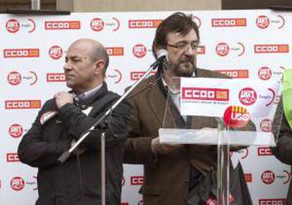 Los secretarios generales de UGT Y CCOO, Daniel Alastuey (i) y Julián Buey (d), respectivamente, antes de intervenir tras la manifestación llevada a cabo hoy en Zaragoza, contra los recortes y las políticas de austeridad europeas, convocada por CCOO, UGT y USO.