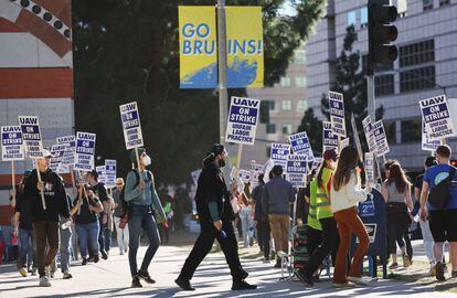 Trabajadores académicos participan en un piquete afuera de la sede de la UC en Los Ángeles, el pasado 15 de noviembre.