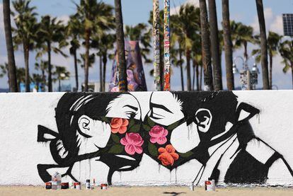Obra del artista callejero Pony Wave en la playa de Venice (California, EE UU).