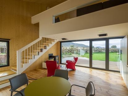 Vivienda de Mapout Studio donde el sistema constructivo es madera contralaminada aislada por el exterior, con ventanas instaladas por el exterior y con grandes espesores de aislamiento.