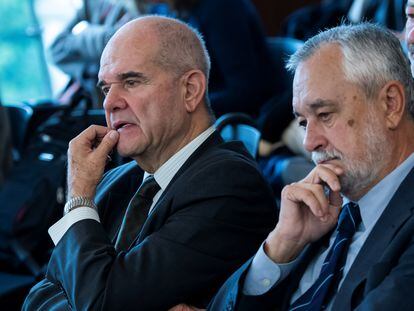 Los expresidentes socialistas andaluces José Antonio Griñán (a la derecha) y Manuel Chaves, en noviembre de 2018, durante el juicio del 'caso ERE', en la Audiencia de Sevilla.