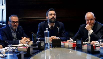 El presidente del Parlament, Roger Torrent (c), junto al vicepresidente primero Josep Costa (i), y el vicepresidente segundo, Joan García (d), en una imagen de archivo.
