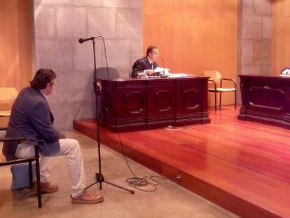 El m&eacute;dico acusado de traficar con morfina, el pasado mi&eacute;rcoles en la Audiencia Provincial de Asturias, en Oviedo.