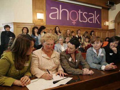 De izquierda a derecha, Ainhoa Aznarez (PSN), Begoña Errazti (EA), Jone Goirizelaia (Batasuna), Gemma Zabaleta (PSE) y Gemma G. de Txabarri (PNV).