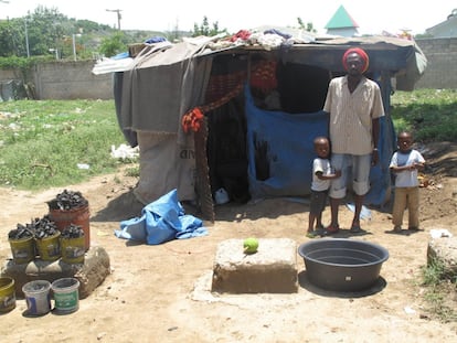 El músico Robenson Pierre perdió su casa en el terremoto de 2010. Desde entonces vive en este campamento a las afueras de Puerto Príncipe y revende carbón para sobrevivir.