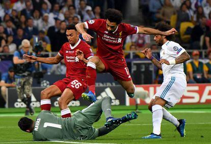 Mohamed Salah (c) en acción ante los jugadores del Real Madrid.