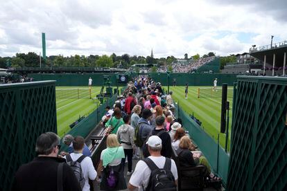 Los espectadores caminan hacia las gradas el primer día de partidos en Wimbledon. Nadal debutó el martes con una trabajada victoria ante el argentino Francisco Cerúndolo.