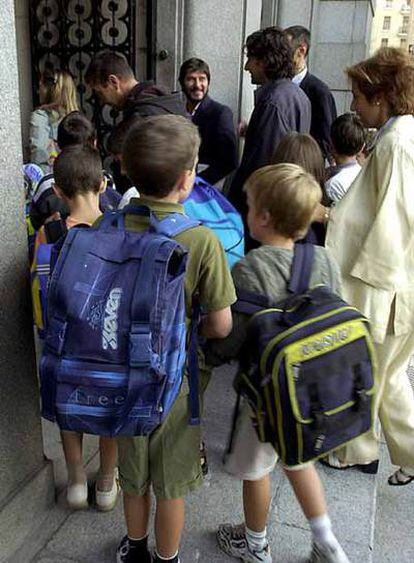 Varios niños entran al colegio en Madrid.