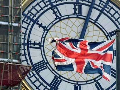 La bandera británica ondea delante del reloj del Big Ben.