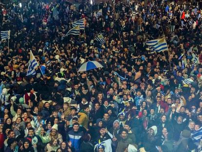 Una multitud celebra la victoria de Uruguay en el Mundial sub-20, este domingo por la noche en el centro de Montevideo.