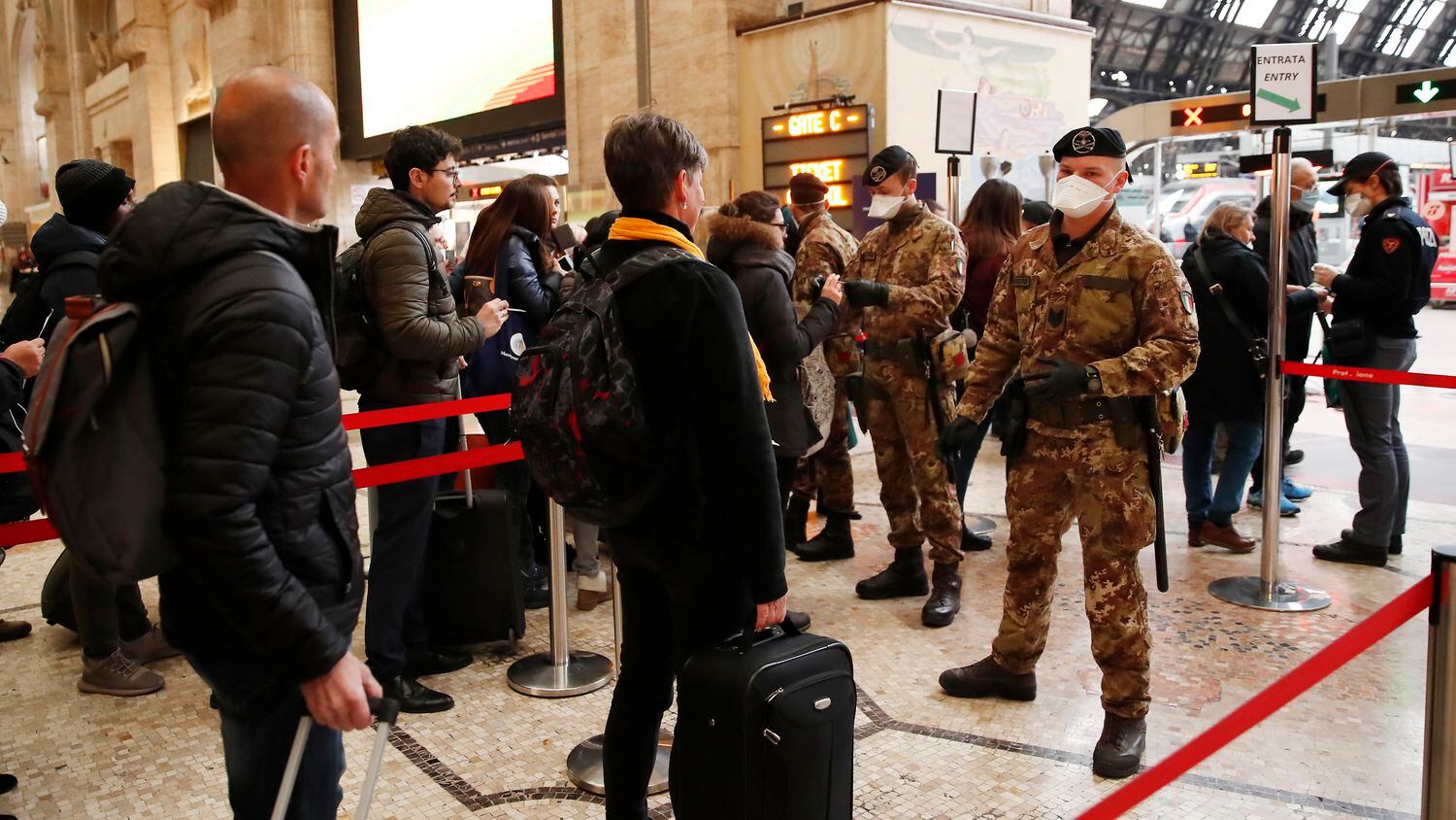 Agentes de policía y soldados, este lunes en un control de pasajeros en la estación central de Milán (Italia).