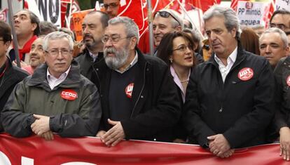 Ignacio Fernández Toxo y Cándido Méndez, junto a la portavoz socialista en el Congreso de los Diputados, Soraya Rodríguez en la cabecera de la manifestación de Madrid