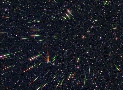 Si prolongamos todos los trazos de las estrellas fugaces (meteoros) que aparecen en esta imagen, el punto imaginario en el que todos se cortarían recibe el nombre de radiante de la lluvia de estrellas, y es el que da nombre a la lluvia.