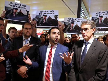 Omar Shakir, director para Israel y Palestina de Human Rights Watch (HRW), en el aeropuerto Ben Gurion de Tel Aviv.