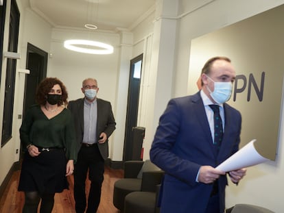 El alcalde de Pamplona, Enrique Maya; la secretaria general de UPN, Yolanda Ibáñez, y el presidente de UPN, Javier Esparza, en la sede del partido en Pamplona este miércoles.