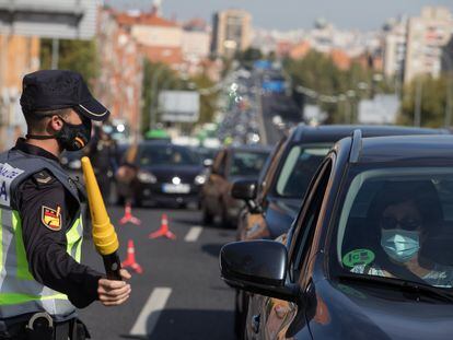 Un control policial en la A5, durante el estado de alarma en Madrid.
