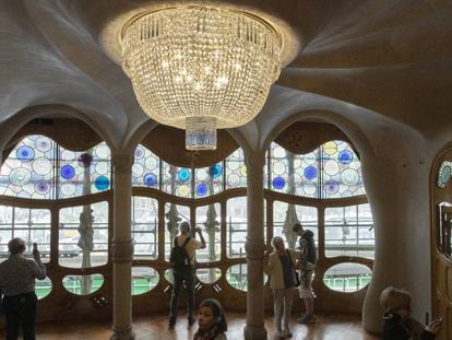 La làmpada del pis noble de la Casa Batlló de Gaudí, després de recuperar el lloc que va tenir fa dècades i després d'aparèixer a l'interior d'una maleta.