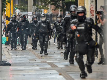 Policías antimotines en las calles de Bogotá.