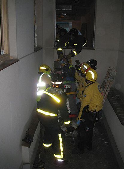 Un momento del rescate llevado a cabo por Bomberos del Ayuntamiento de Madrid y Samur Protección Civil.