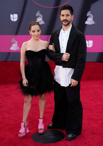 Evaluna Montaner y Camilo en la alfombra roja. Camilo está nominado a los premios de mejor grabación del año, mejor canción del año y mejor canción pop, entre otros.