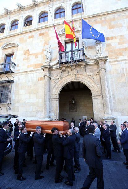 Llegada del féretro de Isabel Carrasco a la capilla ardiente instalada en la sede de la Diputación de León.