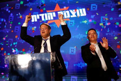 Itamar Ben Gvir, a la izquierda, tras anunciarse el resultado de los sondeos a pie de urna, este martes en Jerusalén.