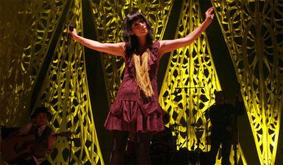 La cantante mexicana Julieta Venegas durante el concierto que ofreció en el Palacio Municipal de Congresos de Madrid en septiembre de 2008.