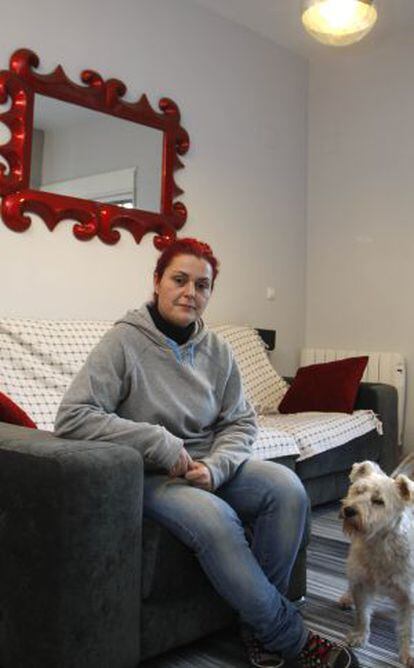 Raquel Rocamora en su casa de Paterna, por la que la Generalitat le concedió una ayuda que no ha cobrado.