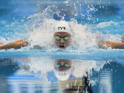 Leon Marchand nada la mariposa durante la final de 400m estilos en Fukuoka.