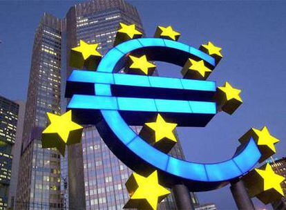 Monumento al euro frente a la sede del BCE.